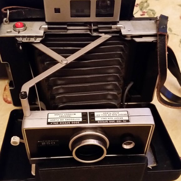 VINTAGE POLAROID AUTOMATIC 250 LAND CAMERA WITH CASE AND ACCESSORIES - Picture 2 of 3